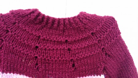 Tejido en punto de fantasía con calado y cordón